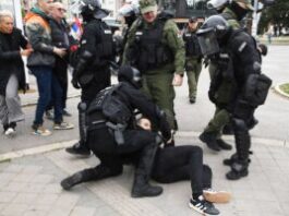 gradjani-ispred-policijske-stanice-u-novom-sadu-zahtevaju-oslobadjanje-uhapsenih-–-nedeljnik