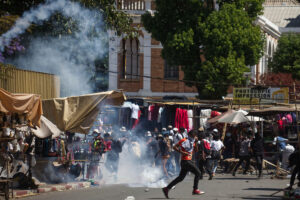 protesti-na-madagaskaru:-predsednik-tvrdi-da-je-u-toku-pokusaj-puca,-elitna-jedinica-podrzala-demonstrante-–-nedeljnik