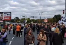 „prosveta-je-ustala-i-nije-odustala“:-gradjani-blokirali-kruzni-tok-kod-tc-usce-–-nedeljnik