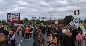 „prosveta-je-ustala-i-nije-odustala“:-gradjani-blokirali-kruzni-tok-kod-tc-usce-–-nedeljnik