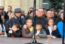 gradovi-se-oprastaju-od-halida-u-sarajevu-30.000-ljudi:-sin-velikog-pjevaca-place-i-grli-svoju-djecu…