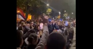 ucenici-pete-beogradske-gimnazije-stupili-u-potpunu-blokadu:-protest-podrske-ispred-skole,-trazi-se-ispunjenje-zahteva-ucenika-–-nedeljnik