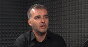savo-manojlovic-trazi-da-se-dacic-i-vasiljevic-izjasne-o-navodima-da-je-studentkinja-dozivela-torturu-u-policiji-–-nedeljnik