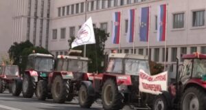 „dosli-smo-da-vam-pomognemo“:-maturanti-medicinske-skole-podrzali-poljoprivrednike-u-protestu-–-nedeljnik