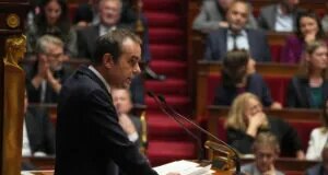 francuski-premijer-lekorni-nudi-suspenziju-penzione-reforme-do-2027.-kako-bi-spasio-vladu-od-pada-–-nedeljnik