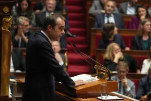 francuski-premijer-lekorni-nudi-suspenziju-penzione-reforme-do-2027.-kako-bi-spasio-vladu-od-pada-–-nedeljnik