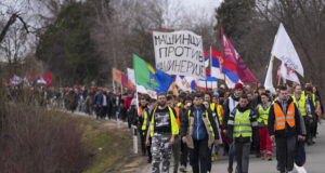 studenti-iz-cacka-pesacice-7-dana-do-novog-sada-na-obelezavanje-godisnjice-pada-nadstresnice-–-nedeljnik