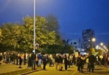 protest-ispred-informera:-okupljeni-traze-javno-izvinjenje-zbog-izjave-o-zrtvama-–-nedeljnik