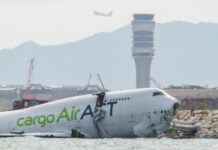 avionska-nesreca-u-hong-kongu:-teretni-avion-udario-vozilo-obezbedjenja-i-sleteo-u-more-–-nedeljnik