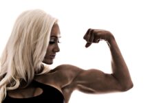 ona-je-zenski-hulk:-ima-bicepse-vece-od-arnolda-schwarzeneggera,-a-muskarce-nosi-preko-ramena-poput-perca!