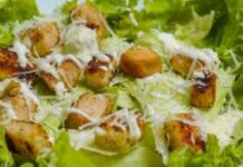 hrskava-cezar-salata-sa-gnjecenim-krompiricima:-ultimativna-„hrana-za-utehu“-u-jednoj-ciniji-–-nedeljnik