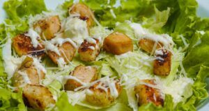 hrskava-cezar-salata-sa-gnjecenim-krompiricima:-ultimativna-„hrana-za-utehu“-u-jednoj-ciniji-–-nedeljnik