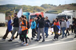 studenti-koji-pesace-iz-novog-pazara-veceras-stizu-u-cacak,-kolege-im-spremaju-docek-–-nedeljnik
