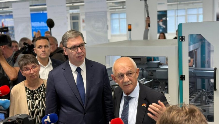 srbija-dobila-jednu-od-najmodernijih-fabrika:-vucic-isprobao-najmoderniju-tehnologiju-za-pravljenje-pasosa srbija-dobila-jednu-od-najmodernijih-fabrika:-vucic-isprobao-najmoderniju-tehnologiju-za-pravljenje-pasosa