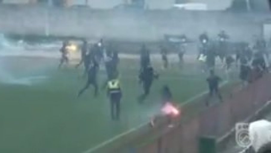 zestok-sukob-navijaca-u-niksicu:-utakmica-druge-lige-crne-gore-morala-da-se-prekine-na-pola-sata-(video) zestok-sukob-navijaca-u-niksicu:-utakmica-druge-lige-crne-gore-morala-da-se-prekine-na-pola-sata-(video)