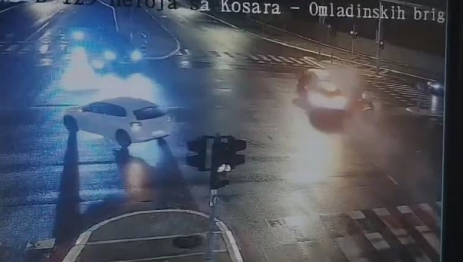 nadzorne-kamere-zabelezile-jeziv-prizor:-pogledajte-trenutak-u-kojem-je-pijani-vozac-ubio-celu-porodicu-na-novom-beogradu-(video) nadzorne-kamere-zabelezile-jeziv-prizor:-pogledajte-trenutak-u-kojem-je-pijani-vozac-ubio-celu-porodicu-na-novom-beogradu-(video)