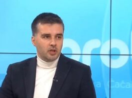 bukti-rat-blokadera,-plenumasi-sa-fon-a-udarili-na-savu-manojlovica:-zasto-zelis-da-se-okoristis-i-profitiras-na-smrti?-(foto)