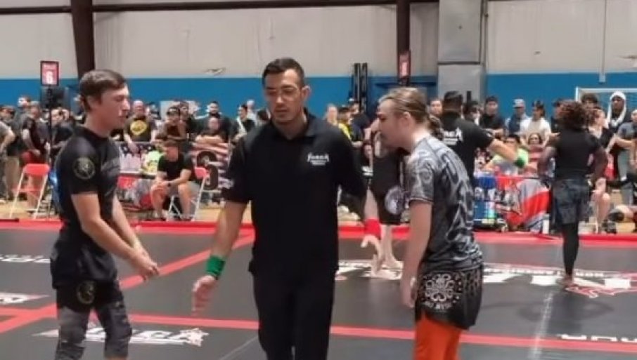 samonokaut-izazvao-smeh-sirom-sveta!-nokautirao-samog-sebe-usred-meca!-(video) samonokaut-izazvao-smeh-sirom-sveta!-nokautirao-samog-sebe-usred-meca!-(video)